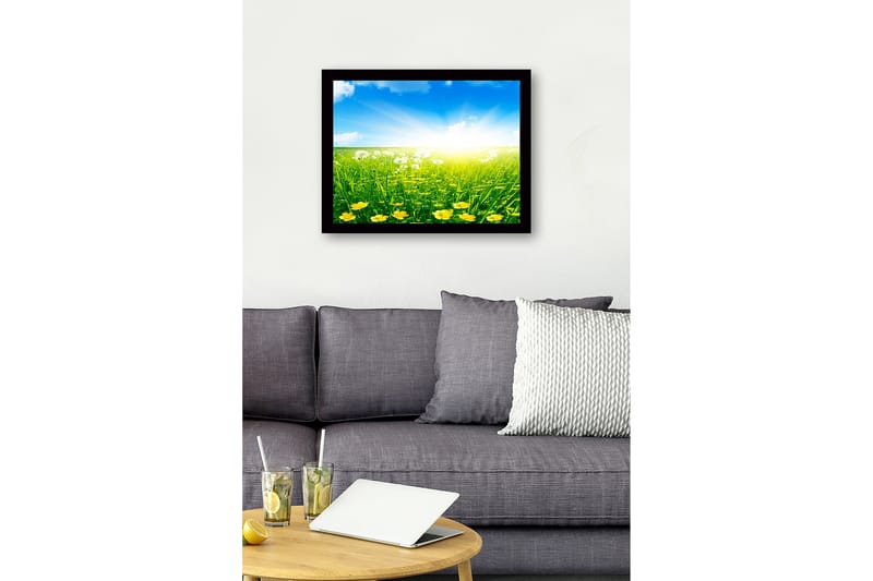 Kehystetty puutaulu canvasille - 41x56 cm - Aurinkoinen niitty keltaisilla kukilla ja vihreällä ruoholla - Keltainen / Vihreä / Sininen - Sisustustuotteet - Taulu & taide