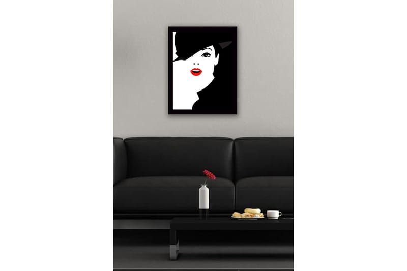 Kehystetty puinen canvas-taulu - 41x56 cm - Tyylitelty muotokuva naisesta hattu ja punainen huulipuna - Musta / Valkoinen / Punainen - Sisustustuotteet - Taulu & taide