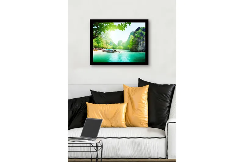 Kehystetty puutaulu canvasille - 41x56 cm - Kaunis rannikkomaisema veneillä vihreällä rannalla - Vihreä / Turkoosi / Sininen - Sisustustuotteet - Taulu & taide