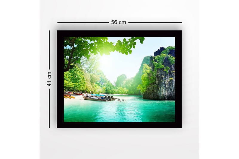 Kehystetty puutaulu canvasille - 41x56 cm - Kaunis rannikkomaisema veneillä vihreällä rannalla - Vihreä / Turkoosi / Sininen - Sisustustuotteet - Taulu & taide