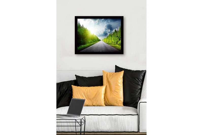 Kehystetty puinen canvas-taulu - 41x56 cm - Kaunis maalaistie, jota ympäröivät rehevät puut ja kirkas taivas - Vihreä / Sininen / Keltainen - Sisustustuotteet - Taulu & taide