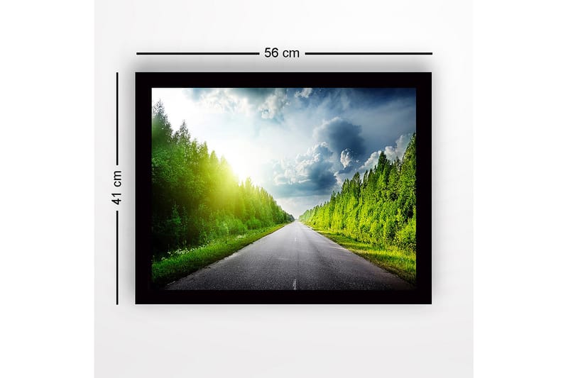 Kehystetty puinen canvas-taulu - 41x56 cm - Kaunis maalaistie, jota ympäröivät rehevät puut ja kirkas taivas - Vihreä / Sininen / Keltainen - Sisustustuotteet - Taulu & taide