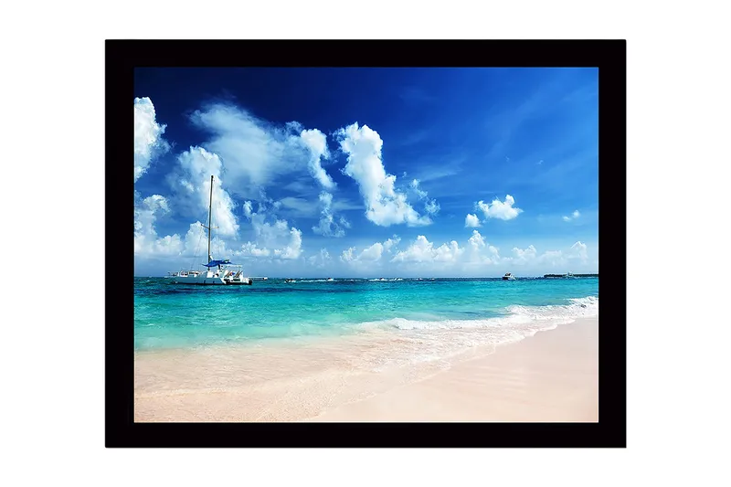 Kehystetty puinen canvas-taulu - 41x56 cm - Purjevene kirkkaansinisellä merenrannalla, Sininen / Turkoosi / Valkoinen