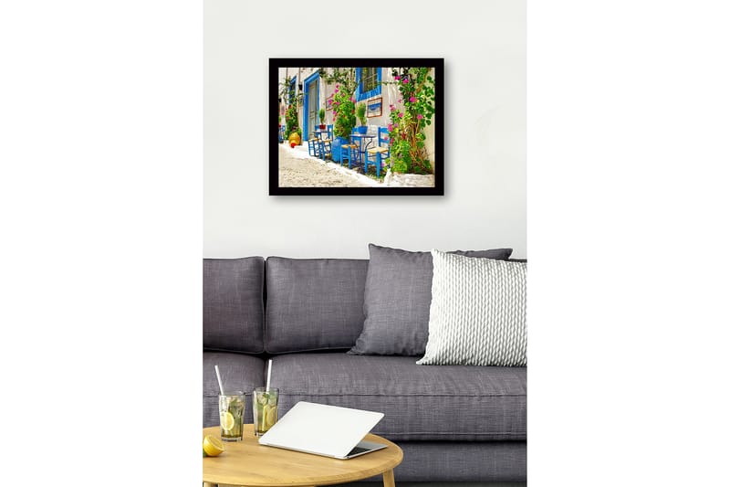 Kehystetty puutaulu canvas-taululla - 41x56 cm - Värikäs ulkoruokailutila sinisillä tuoleilla ja kukkivilla kasveilla - Sininen / Vihreä / Vaaleanpunainen - Sisustustuotteet - Taulu & taide