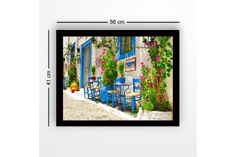 Kehystetty puutaulu canvas-taululla - 41x56 cm - Värikäs ulkoruokailutila sinisillä tuoleilla ja kukkivilla kasveilla - Sininen / Vihreä / Vaaleanpunainen - Sisustustuotteet - Taulu & taide