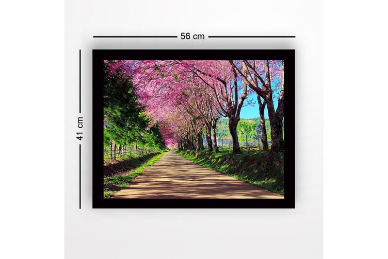 Kehystetty puutaulu canvasille - 41x56 cm - Kaunis katu kukkivien kirsikkapuiden kanssa vaaleanpunaisissa sävyissä - Vaaleanpunainen / Vihreä / Ruskea - Sisustustuotteet - Taulu & taide