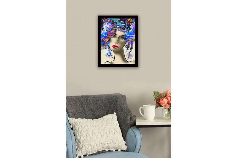 Kehystetty puutaulu canvasille - 41x56 cm - Muotokuva naisesta, jolla on värikäs kampaus ja vahvat piirteet - Sininen / Punainen / Violetti - Sisustustuotteet - Taulu & taide