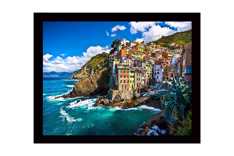 Kehystetty puinen canvas-taulu - 41x56 cm - Värikkäitä taloja kallioisella rannikolla, Sininen / Vihreä / Keltainen