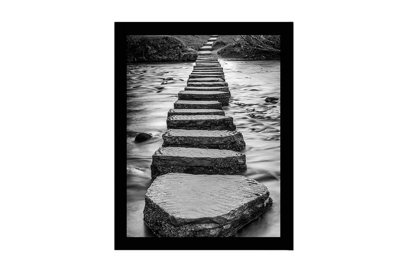 Kehystetty puutaulu canvasille - 41x56 cm - Kiviportaat virtaavan veden pinnan yli, Harmaa / Musta
