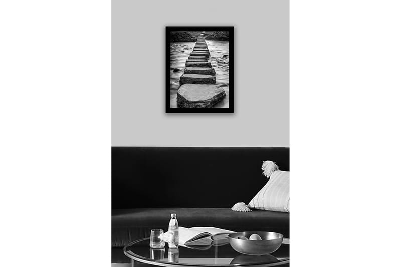 Kehystetty puutaulu canvasille - 41x56 cm - Kiviportaat virtaavan veden pinnan yli - Harmaa / Musta - Sisustustuotteet - Taulu & taide