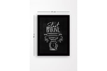 Kehystetty puutaulu canvasille - 41x56 cm - Vintage-keittiövaaka kaulimella ja tekstillä Start Baking - Musta / Valkoinen - Sisustustuotteet - Taulu & taide
