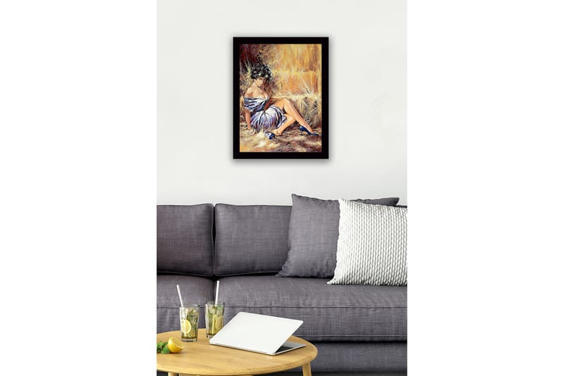 Kehystetty puutaulu canvasille - 41x56 cm - Aistillinen nainen valkoisessa mekossa ja sinisissä kengissä - Valkoinen / Sininen / Beige - Sisustustuotteet - Taulu & taide
