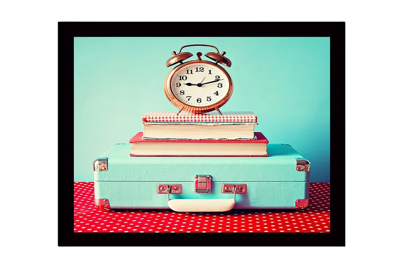 Kehystetty puutaulu canvas-taululla - 41x56 cm - Vintage-kello matkalaukun päällä pinottujen kirjojen päällä, Turkoosi / Punainen / Valkoinen