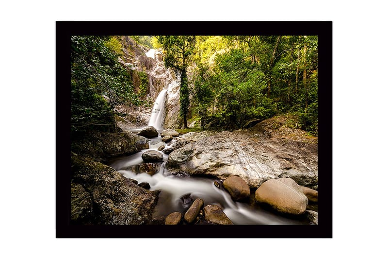 Kehystetty puutaulu canvasille - 41x56 cm - Vesiputous virtaa rehevän metsän läpi, Vihreä / Harmaa / Ruskea