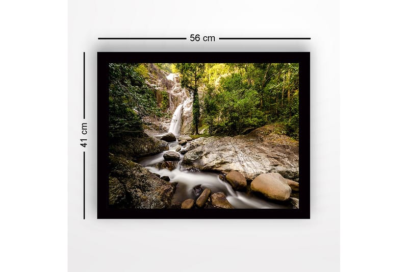Kehystetty puutaulu canvasille - 41x56 cm - Vesiputous virtaa rehevän metsän läpi - Vihreä / Harmaa / Ruskea - Sisustustuotteet - Taulu & taide