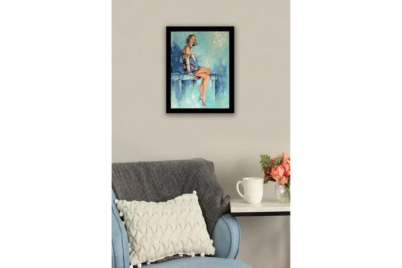 Kehystetty puutaulu canvasille - 41x56 cm - Istuva nainen tyylikkäissä vaatteissa ja rento poseeraus - Sininen / Ihonväri / Musta - Sisustustuotteet - Taulu & taide
