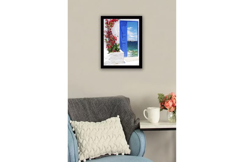 Kehystetty puutaulu canvasille - 41x56 cm - Sininen ovi punaisilla kukilla merinäköalalla - Sininen / Punainen / Valkoinen - Sisustustuotteet - Taulu & taide