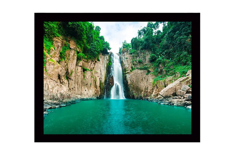 Kehystetty puutaulu canvas-taululla - 41x56 cm - Upea vesiputous putoaa kirkkaaseen, turkoosiin järveen rehevän vehreyden ympäröimänä, Turkoosi / Vihreä / Beige