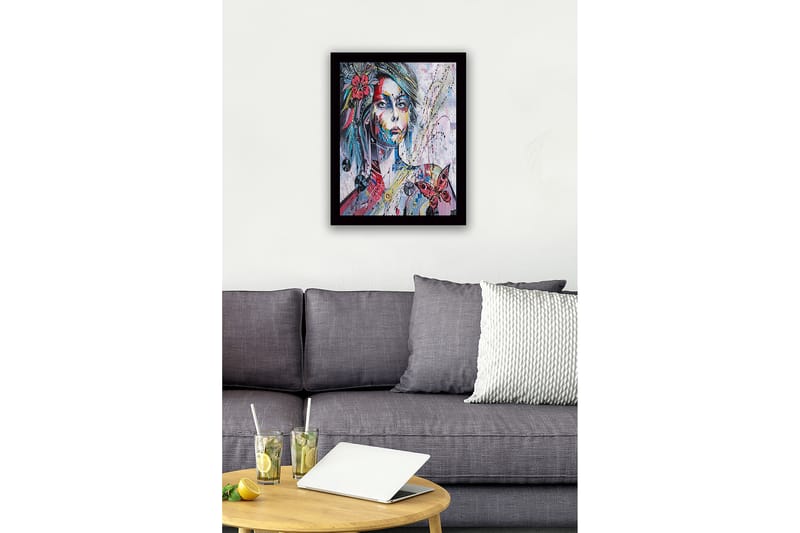 Kehystetty puutaulu - 41x56 cm - Naisen muotokuva värikkäillä yksityiskohdilla ja perhosella - Vaaleanpunainen / Sininen / Keltainen - Sisustustuotteet - Taulu & taide