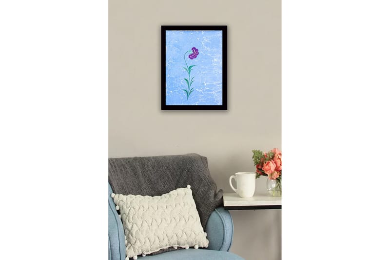 Kehystetty puutaulu canvasille - 41x56 cm - Violetti kukka vihreillä lehdillä vaaleansinisellä pohjalla - Violetti / Vihreä / Vaaleansininen - Sisustustuotteet - Taulu & taide