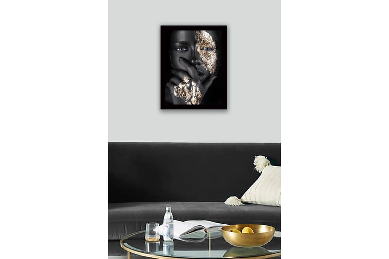 Kehystetty puukangas - 41x56 cm - Muotokuva henkilöstä, jonka kasvoissa ja kädessä on kultaisia yksityiskohtia - Musta / Kulta - Sisustustuotteet - Taulu & taide