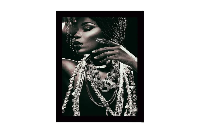 Kehystetty puutaulu canvasille - 41x56 cm - Muotokuva naisesta koruissa ja leteissä, Musta / Valkoinen / Harmaa