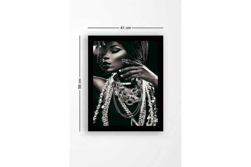 Kehystetty puutaulu canvasille - 41x56 cm - Muotokuva naisesta koruissa ja leteissä - Musta / Valkoinen / Harmaa - Sisustustuotteet - Taulu & taide