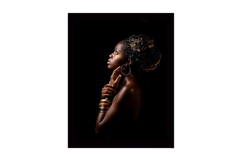 Kehystetty puutaulu canvasille - 41x56 cm - Muotokuva naisesta profiilissa, elegantti ryhti ja korut - Tummanruskea / Kulta / Musta - Sisustustuotteet - Taulu & taide