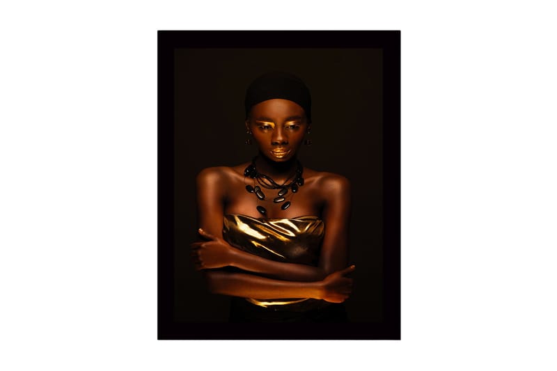 Kehystetty puutaulu canvasille - 41x56 cm - Naisen muotokuva kultaisilla yksityiskohdilla ja elegantilla poseerauksella, Kulta / Tummanruskea / Musta