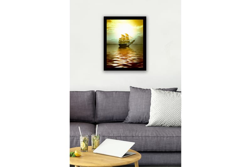 Kehystetty puutaulu canvasille - 41x56 cm - Purjevene liukuu peilimäisten vesipintojen yli auringonlaskun valossa - Kulta / Ruskea / Vaaleanvihreä - Sisustustuotteet - Taulu & taide