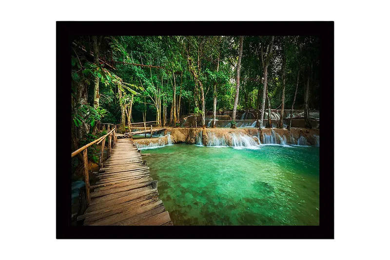 Kehystetty puutaulu canvasille - 41x56 cm - Kaunis vesiputous rehevässä ympäristössä, Vihreä / Turkoosi / Ruskea