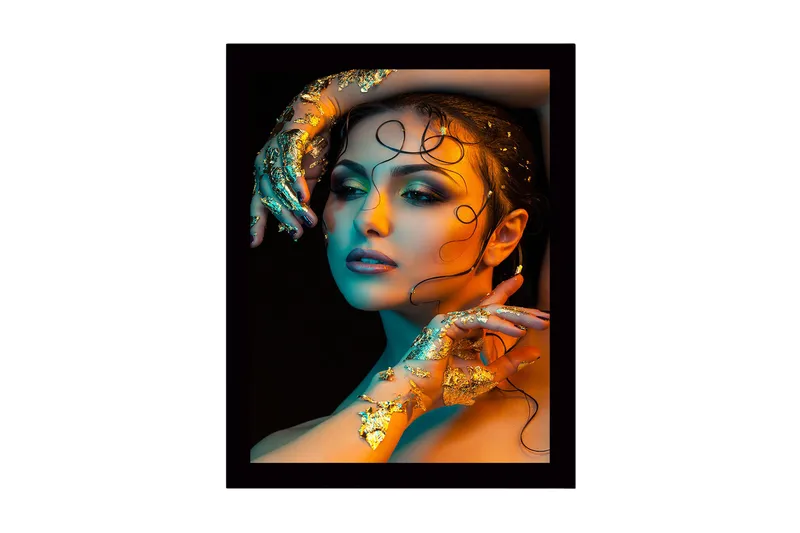 Kehystetty puucanvas - 41x56 cm - Naisen muotokuva kultaisilla yksityiskohdilla ja värikkäällä valaistuksella, Kulta / Turkoosi / Oranssi