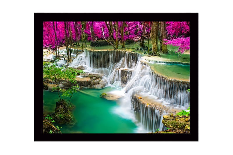 Kehystetty puinen canvas-taulu - 41x56 cm - Vesiputous rehevän vehreyden ja vaaleanpunaisten puiden ympäröimänä, Turkoosi / Vihreä / Vaaleanpunainen