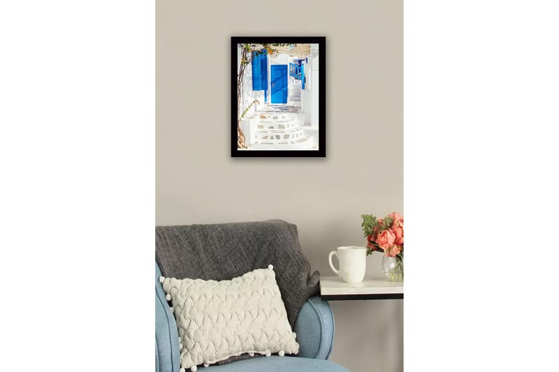 Kehystetty puutaulu canvasille - 41x56 cm - Siniset ovet ja portaat valkoiseksi kalkitulla kujalla - Sininen / Valkoinen - Sisustustuotteet - Taulu & taide