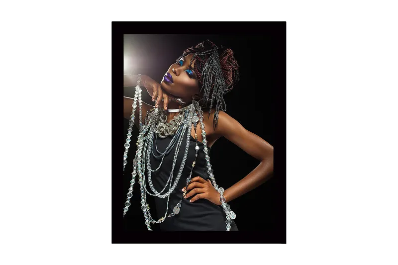 Kehystetty puinen canvas-taulu - 41x56 cm - Elegantti nainen kimaltelevilla koruilla ja dramaattisella meikillä, Musta / Hopea / Violetti