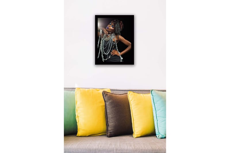 Kehystetty puinen canvas-taulu - 41x56 cm - Elegantti nainen kimaltelevilla koruilla ja dramaattisella meikillä - Musta / Hopea / Violetti - Sisustustuotteet - Taulu & taide