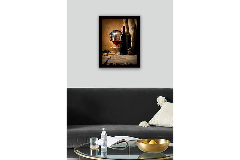 Kehystetty puutaulu canvasille - 41x56 cm - Viinipullo ja lasi punaviinillä, viinirypäleet ja tammitynnyrit - Punainen / Musta / Ruskea - Sisustustuotteet - Taulu & taide