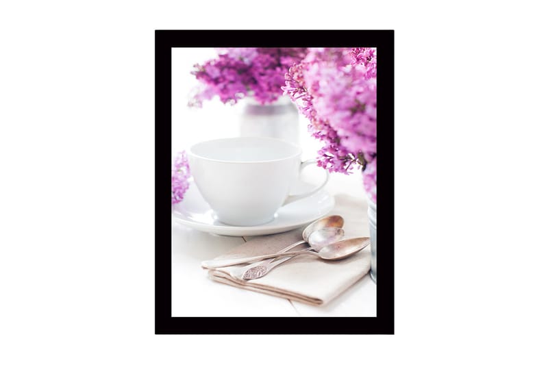 Kehystetty puutaulu canvasille - 41x56 cm - Kaunis kattaus violeteilla kukilla ja valkoisella kupilla, Violetti / Valkoinen
