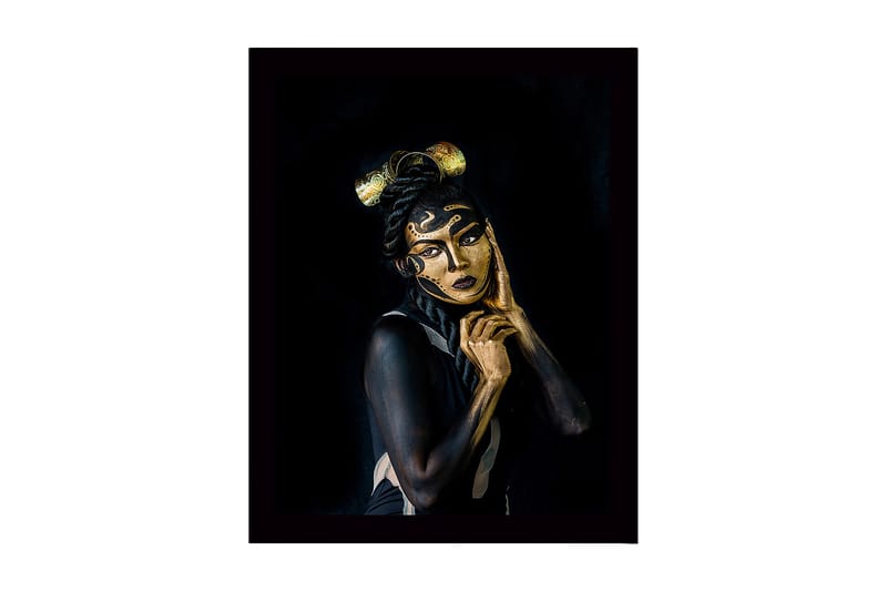 Kehystetty puinen canvas-taulu - 41x56 cm - Muotokuva naisesta, jolla on yksityiskohtainen kasvomaalaus ja elegantti kampaus, Musta / Kulta / Beige