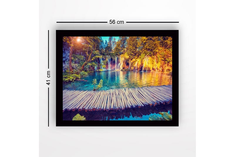 Kehystetty puutaulu canvas-taululla - 41x56 cm - Kaunis vesiputous kirkkaan sinisellä vedellä, rehevien puiden ja kasvien ympäröimänä - Sininen / Vihreä / Oranssi - Sisustustuotteet - Taulu & taide