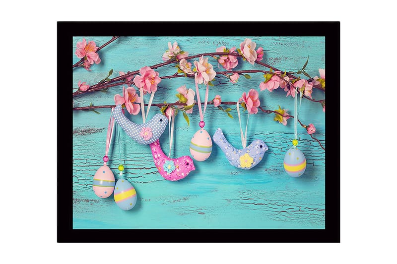 Kehystetty puutaulu canvasille - 41x56 cm - Värikkäät pääsiäiskoristeet roikkuvat oksalla kukkien kanssa - Vaaleansininen / Vaaleanpunainen / Keltainen - Sisustustuotteet - Taulu & taide