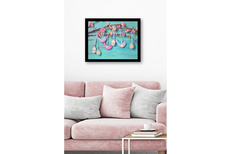 Kehystetty puutaulu canvasille - 41x56 cm - Värikkäät pääsiäiskoristeet roikkuvat oksalla kukkien kanssa - Vaaleansininen / Vaaleanpunainen / Keltainen - Sisustustuotteet - Taulu & taide