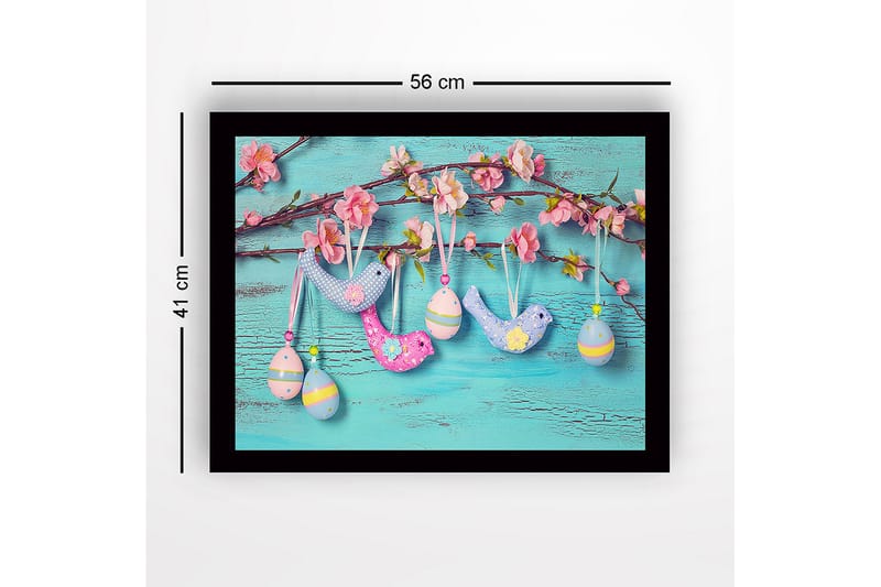 Kehystetty puutaulu canvasille - 41x56 cm - Värikkäät pääsiäiskoristeet roikkuvat oksalla kukkien kanssa - Vaaleansininen / Vaaleanpunainen / Keltainen - Sisustustuotteet - Taulu & taide