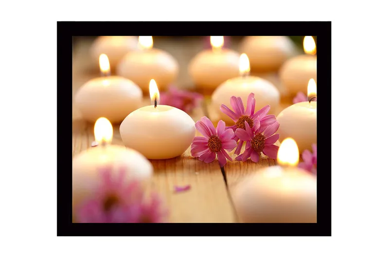 Kehystetty puutaulu canvasille - 41x56 cm - Kirkkaat tuoksukynttilät kukkien ympäröimänä - Vaaleanpunainen / Valkoinen / Beige - Sisustustuotteet - Taulu & taide