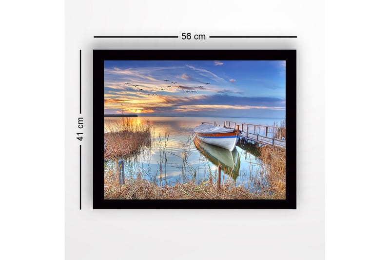 Kehystetty puutaulu canvasille - 41x56 cm - Kaunis auringonlasku rauhallisen järven yllä ja vene laiturilla - Sininen / Oranssi / Vihreä - Sisustustuotteet - Taulu & taide