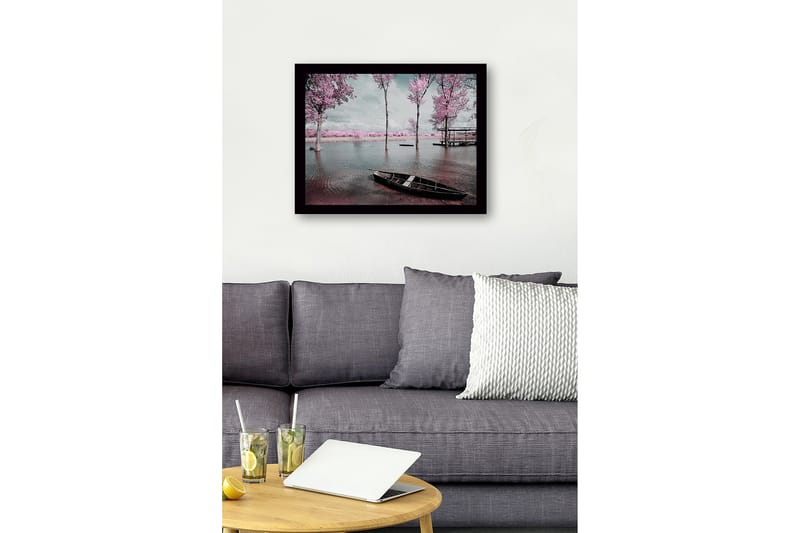 Kehystetty puutaulu canvasille - 41x56 cm - Unelmamaisema vaaleanpunaisilla puilla rauhallisen järven rannalla - Vaaleanpunainen / Harmaa / Musta - Sisustustuotteet - Taulu & taide