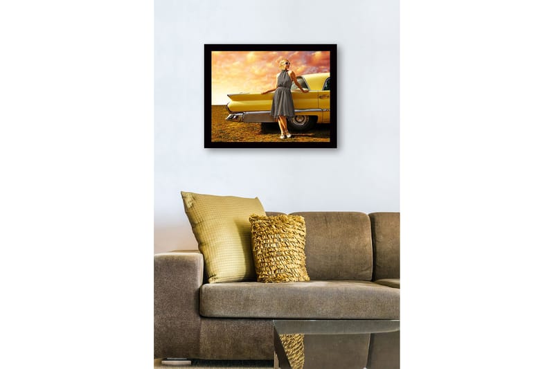 Kehystetty puinen canvas-taulu - 41x56 cm - Nainen pilkullisessa mekossa nojaa vanhaan autoon - Keltainen / Musta / Valkoinen - Sisustustuotteet - Taulu & taide