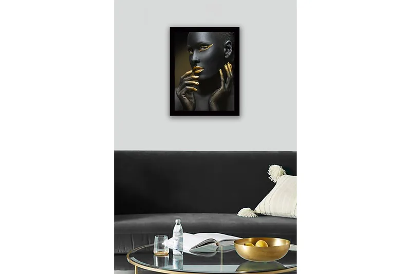 Kehystetty puutaulu canvasille - 41x56 cm - Muotokuva naisesta mustalla vartalomaalauksella ja kultaisilla yksityiskohdilla - Musta / Kulta - Sisustustuotteet - Taulu & taide
