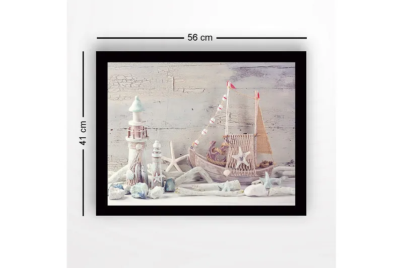 Kehystetty puutaulu canvasille - 41x56 cm - Merellinen rauha veneen ja majakoiden keskellä - Vaaleansininen / Valkoinen / Beige - Sisustustuotteet - Taulu & taide