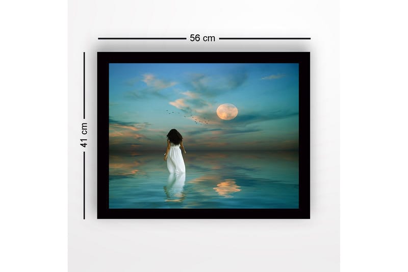 Kehystetty puinen canvas-taulu - 41x56 cm - Nainen valkoisessa mekossa kävelee kohti täysikuuta tyynen veden yllä - Sininen / Valkoinen / Harmaa - Sisustustuotteet - Taulu & taide